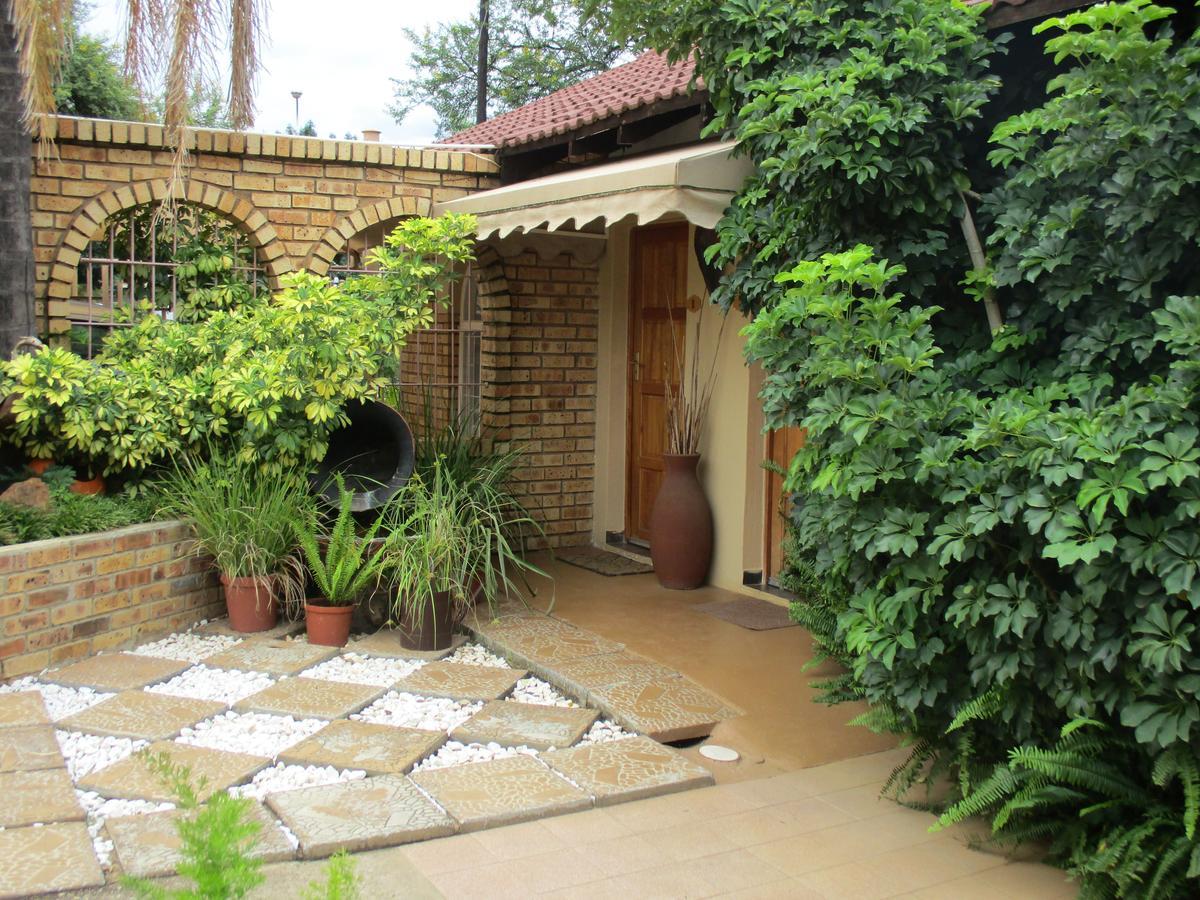 Ukarimu Guest House Klerksdorp Extérieur photo