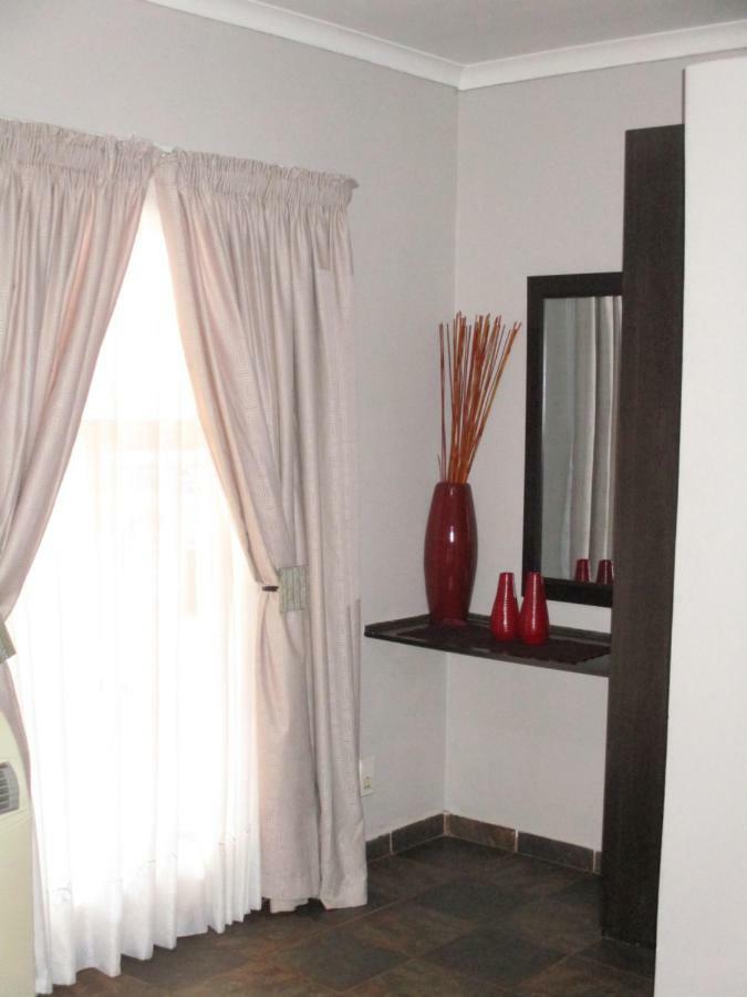 Ukarimu Guest House Klerksdorp Extérieur photo