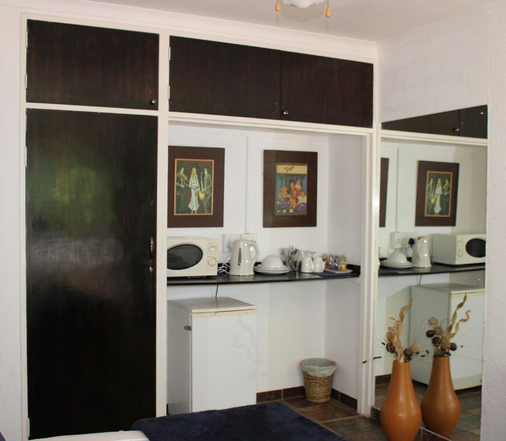 Ukarimu Guest House Klerksdorp Extérieur photo