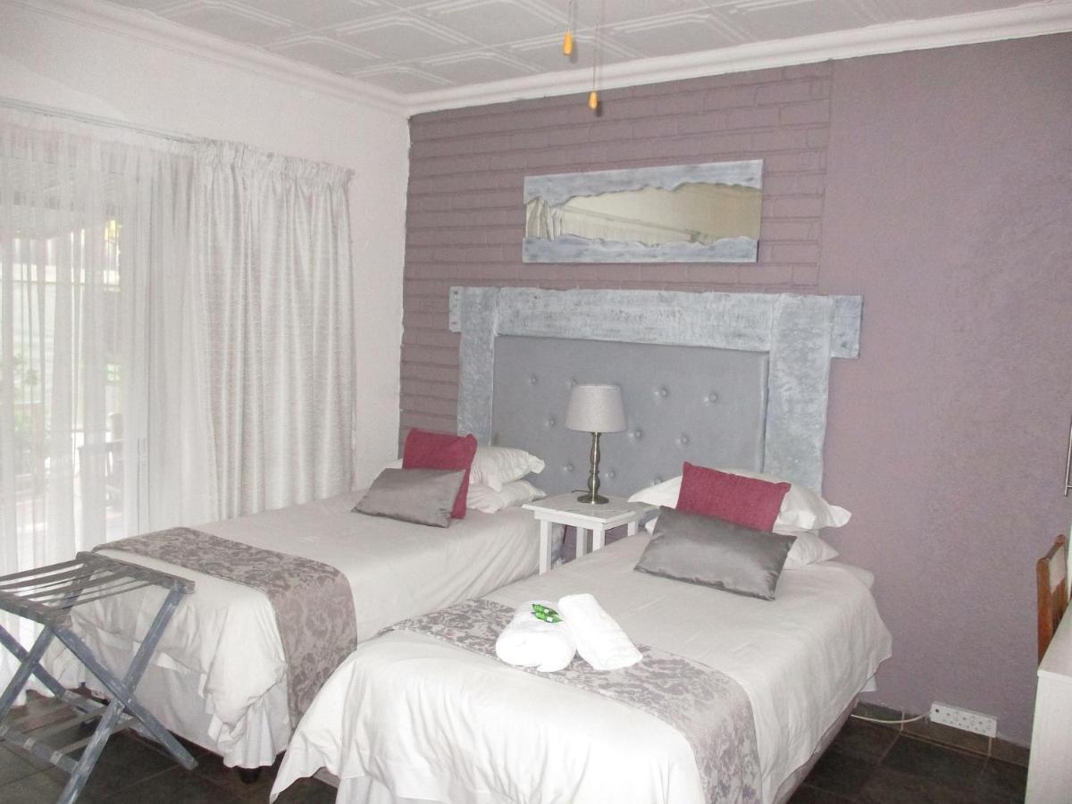 Ukarimu Guest House Klerksdorp Extérieur photo
